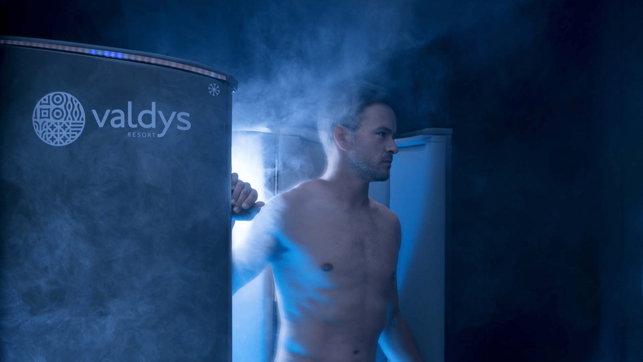 Personne dans une cabine de cryothérapie