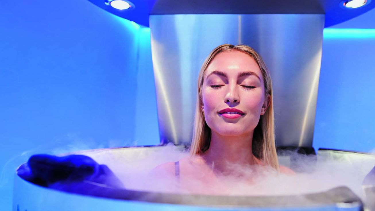 Femme dans une cabine cryothérapie en marche