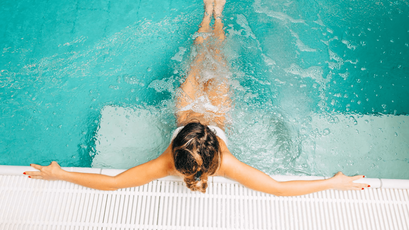Femme détendue dans une piscine