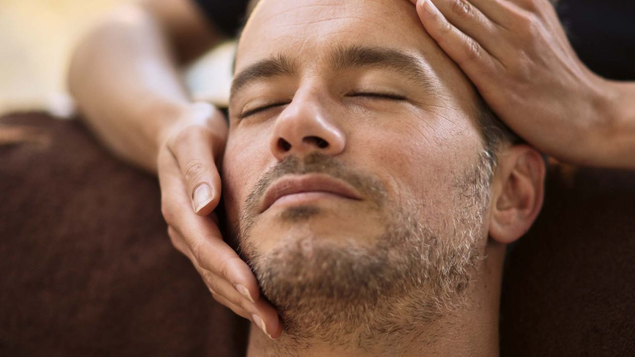 Homme durant un massage du visage
