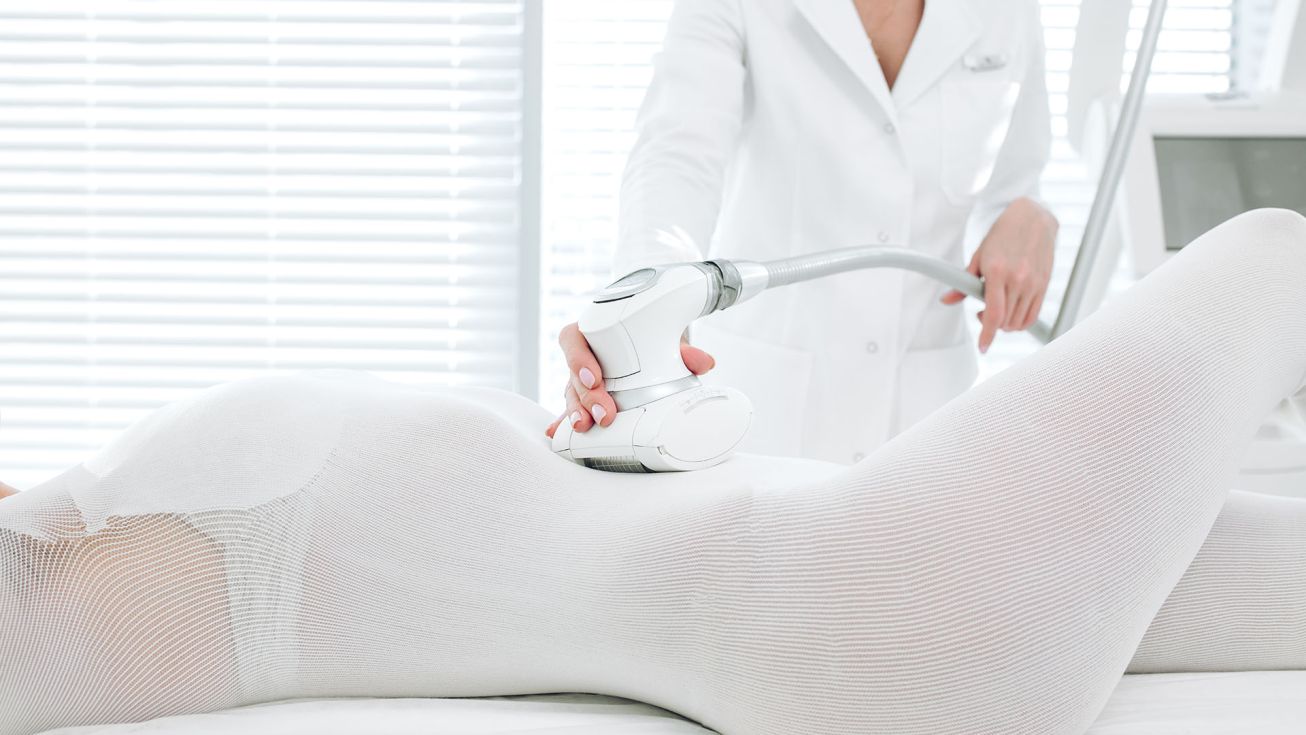 Femme faisant un soin LPG Endermologie sur le ventre