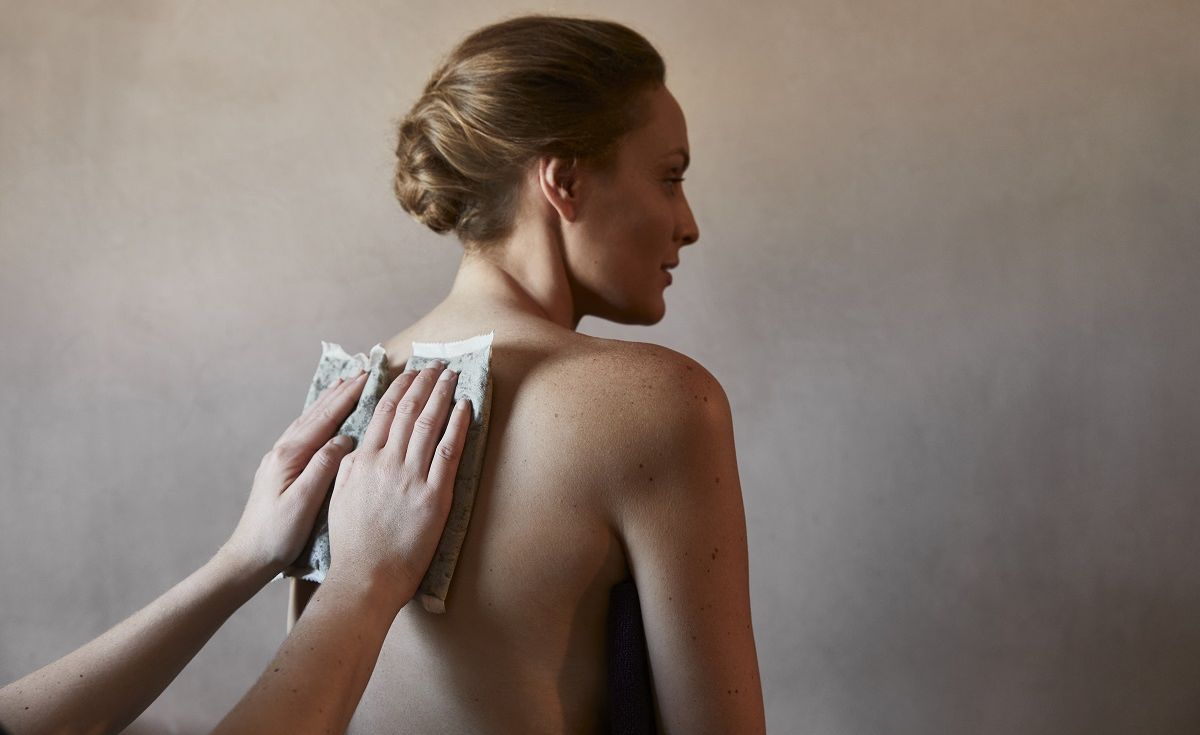 Femme lors d'un soin de cataplasmes algués