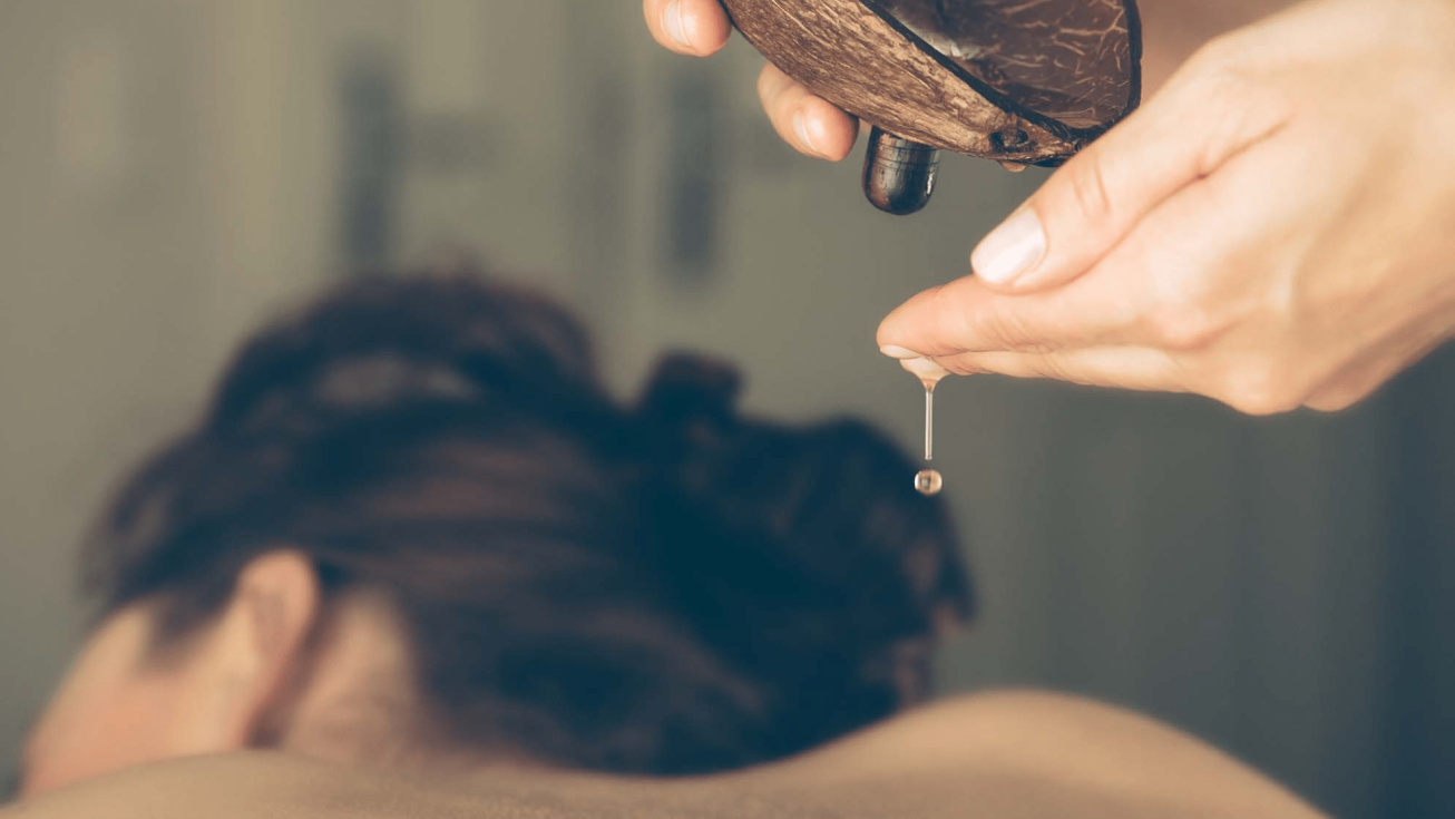 Femme recevant un massage exotique