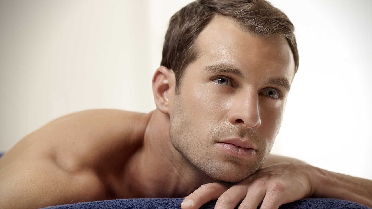 Homme durant un soin visage Phytomer anti-rides