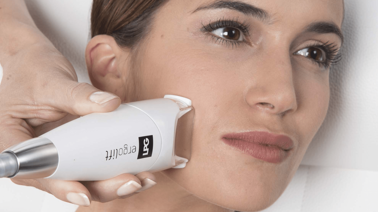 Soin de régénération cellulaire visage cou et mains sur un homme