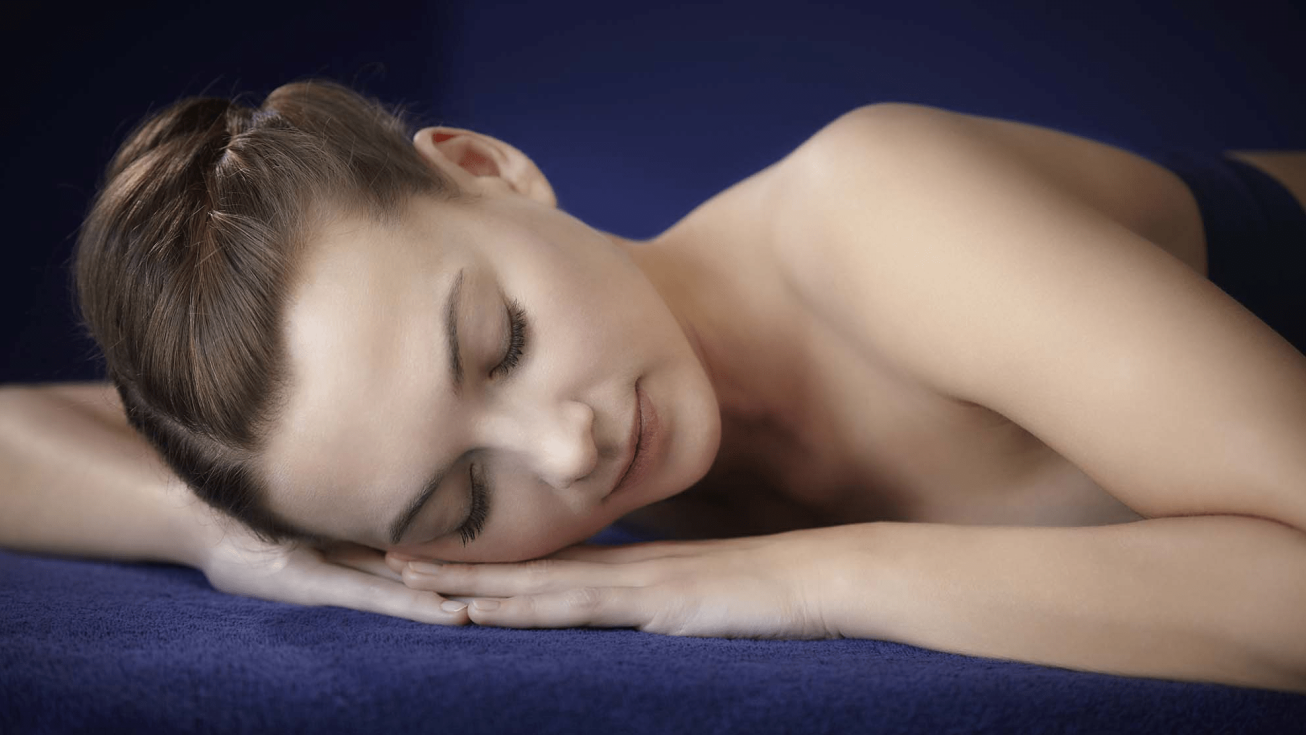 femme qui se repose durant un soin phytomer