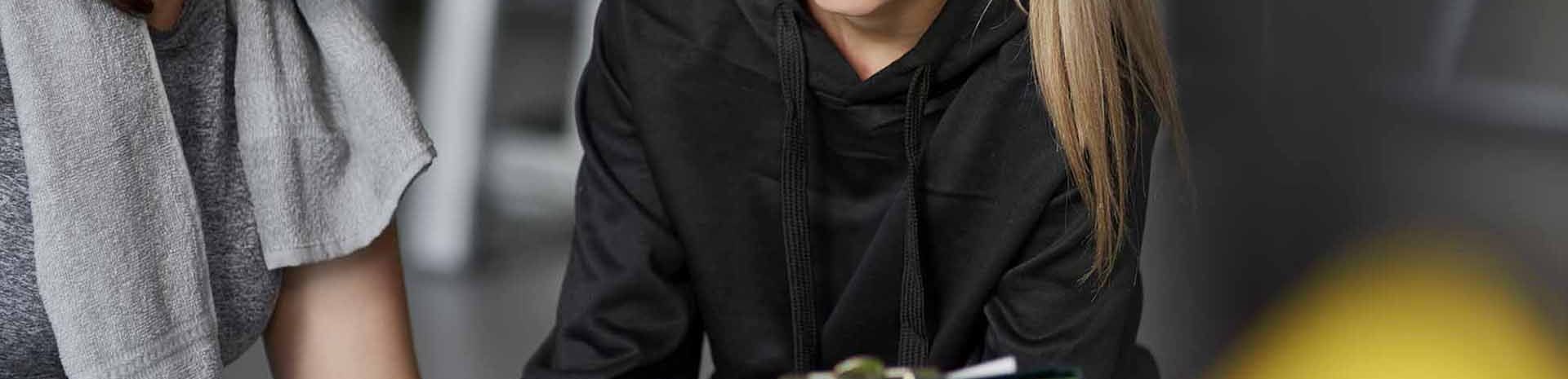 deux femmes durant une séance de coaching sportif