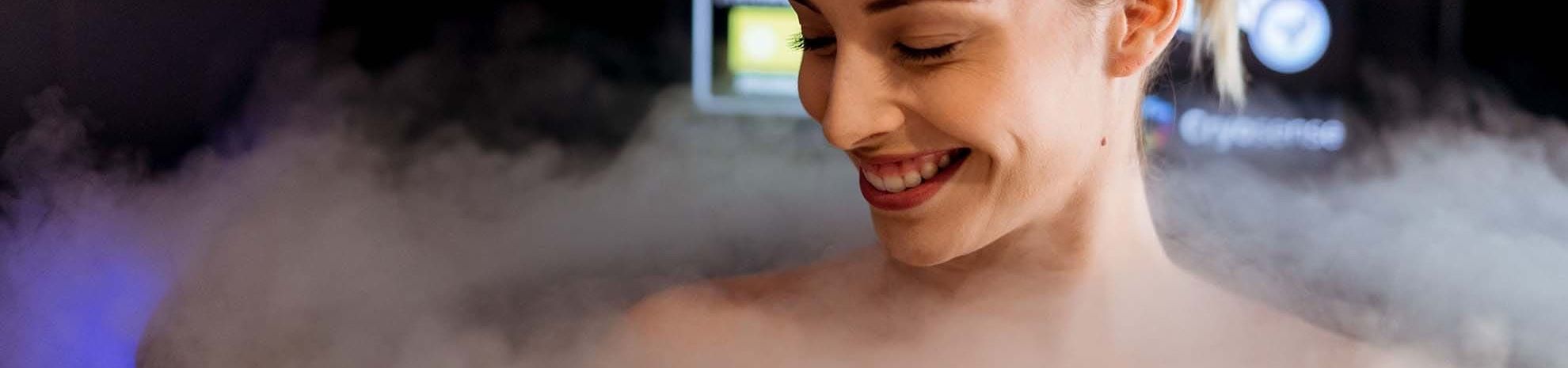 Personne dans une cabine de cryothérapie