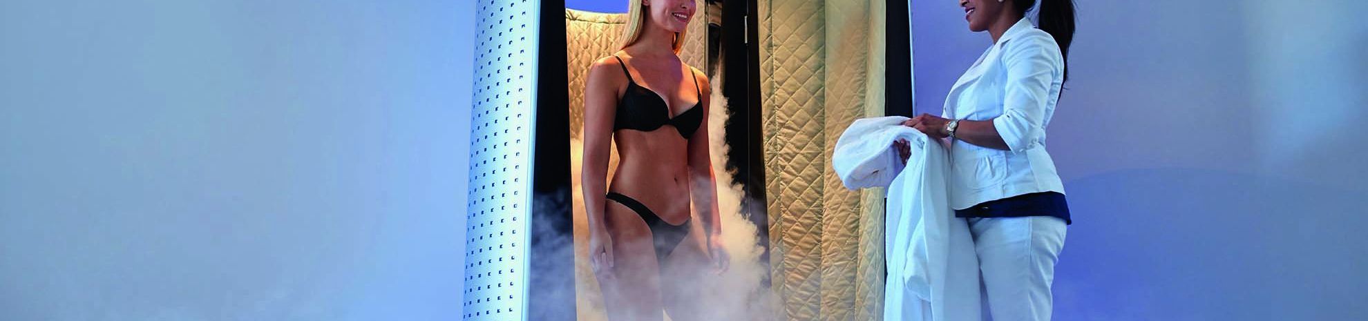 femme qui sort d'une cabine de cryothérapie