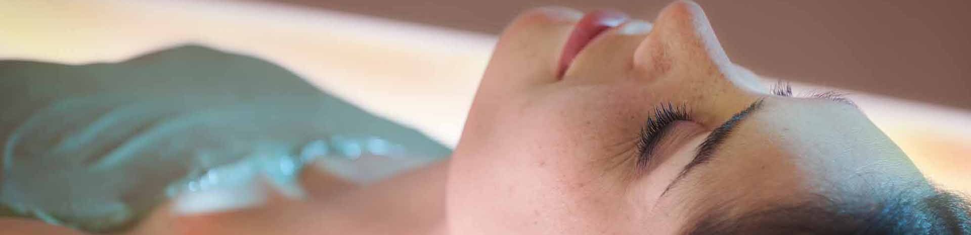 femme pendant un soin d'enveloppement détox