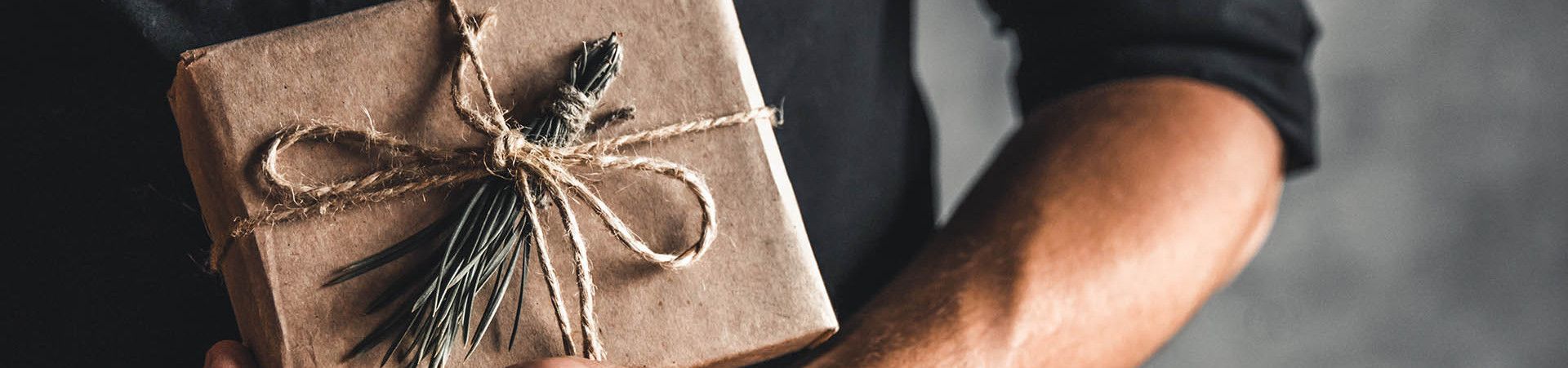 Photo homme recevant cadeau