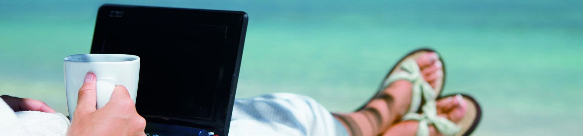 Femme travail en bord de mer