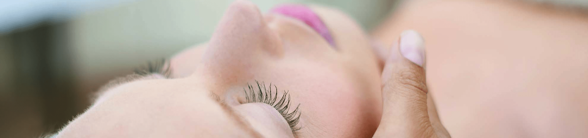 femme durant un soin visage au spa