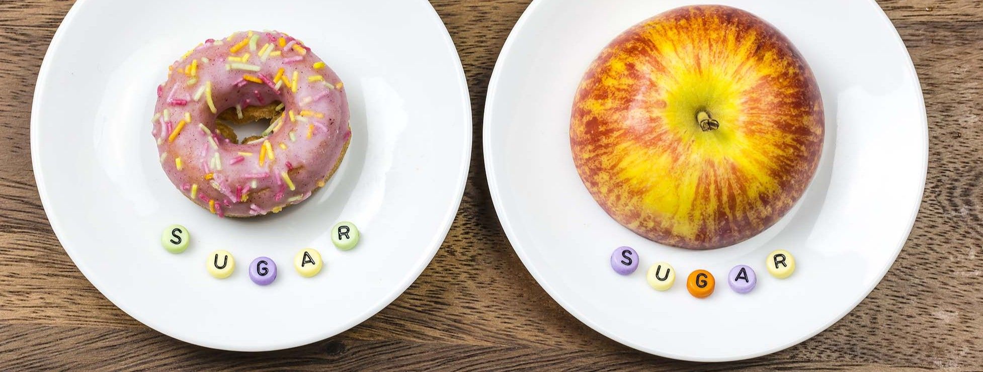 Assiettes avec une pomme et un donuts