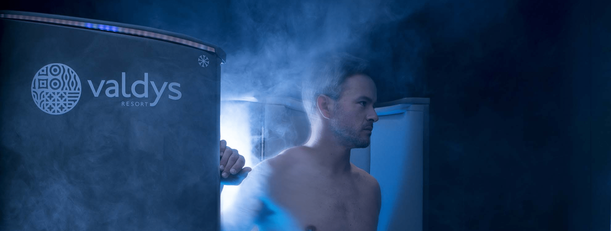 Personne dans une cabine de cryothérapie