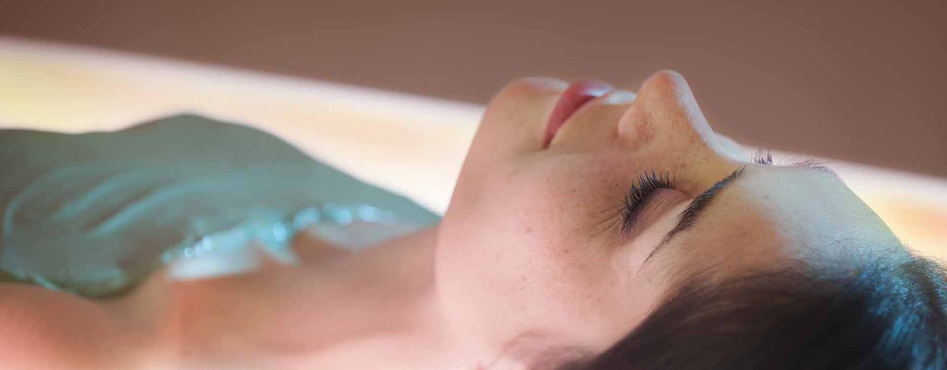 femme pendant un soin d'enveloppement détox