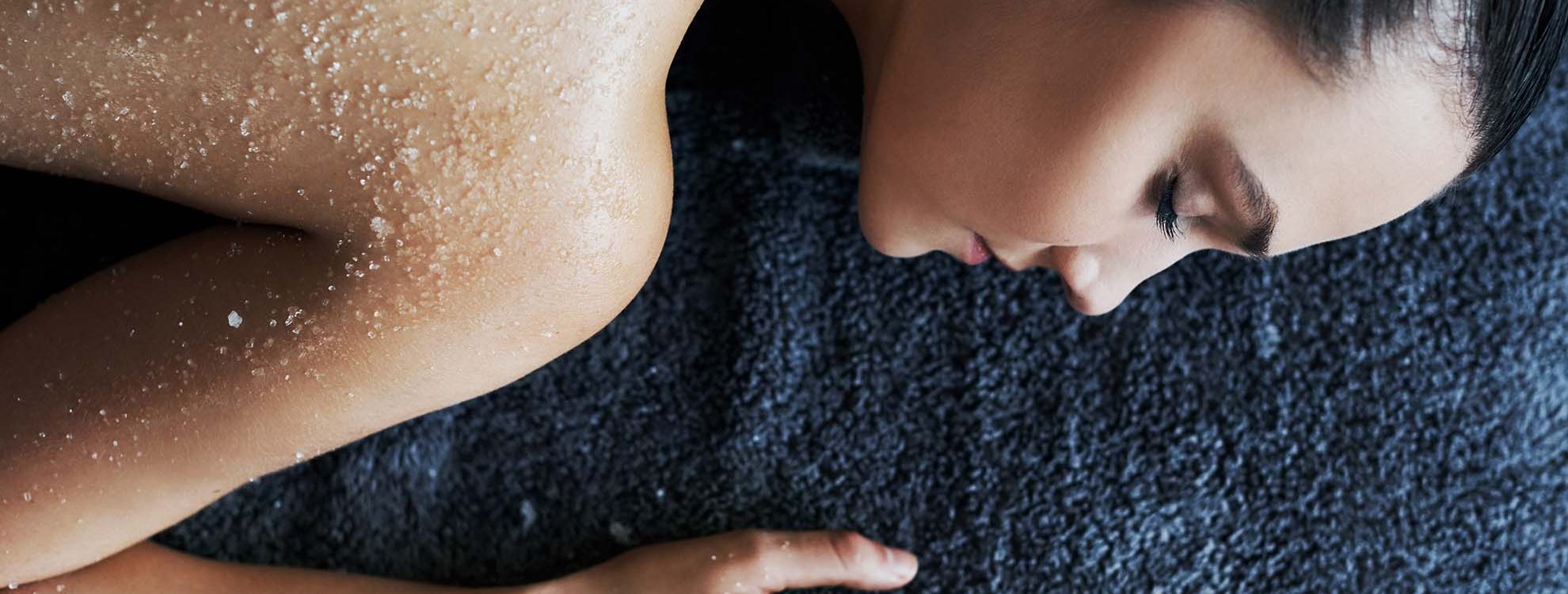 Femme durant un gommage du dos