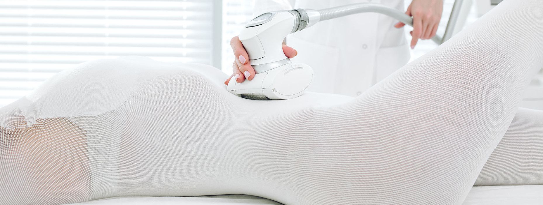 Femme faisant un soin LPG Endermologie sur le ventre