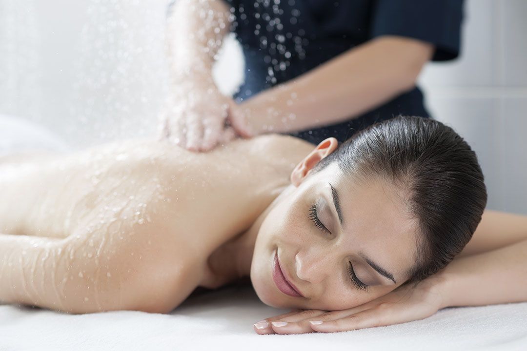 Massage sous pluie marine de la cure thalasso