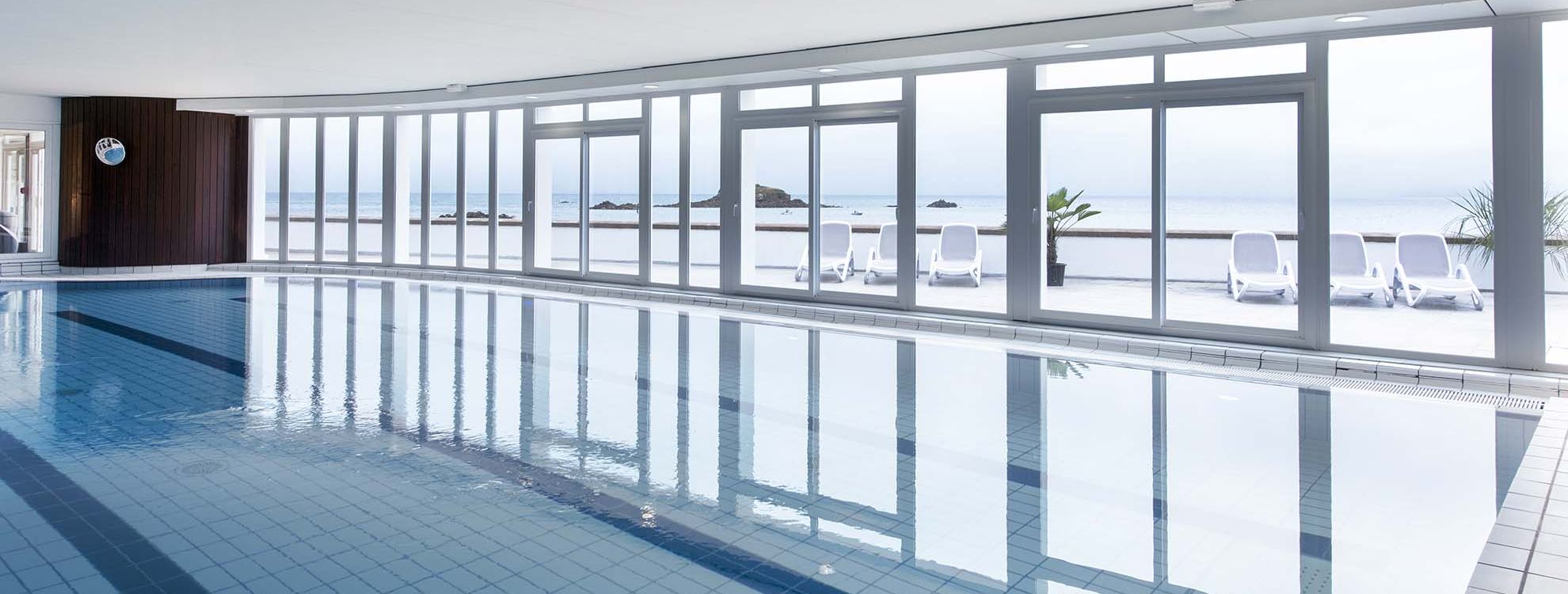 Piscine vue dur mer thalasso Douarnenez