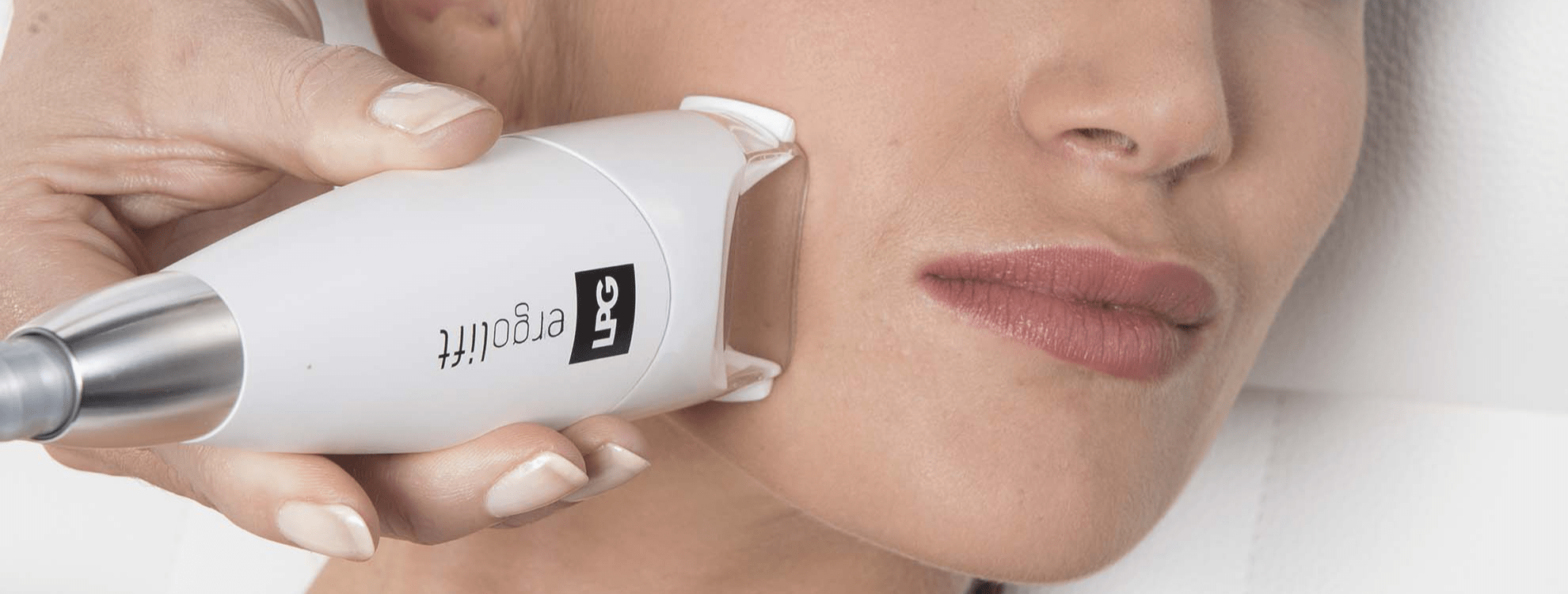 Soin de régénération cellulaire visage cou et mains sur un homme