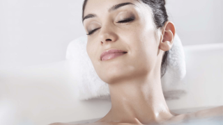 personne dans un bain hydromassant cristaux de mer ou gelée d'algues.