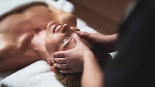 Femme se faisant masser le crâne