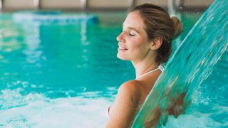 Femme détendue dans une piscine thalasso