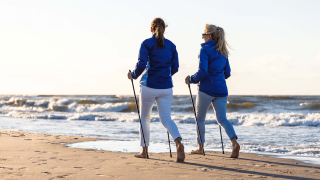 femmes qui marchent sur une plage