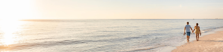 couple qui se balade sur la plage