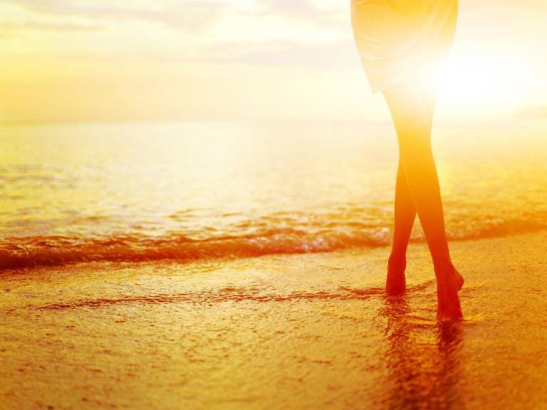 femme avec les pieds dans la mer