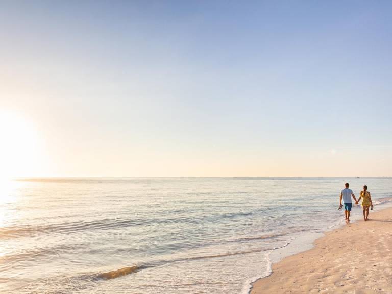 couple qui se balade sur la plage