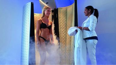 femme qui sort d'une cabine de cryothérapie