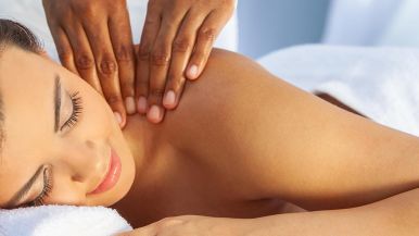 femme durant un massage