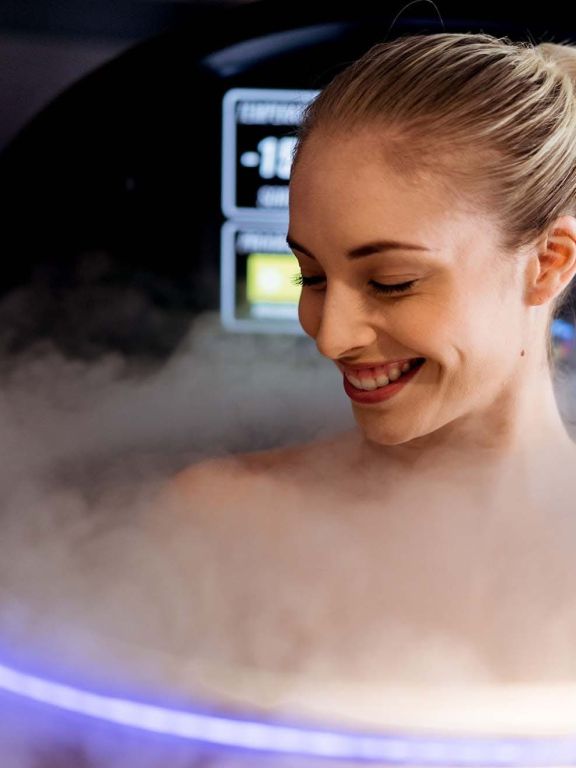 Personne dans une cabine de cryothérapie