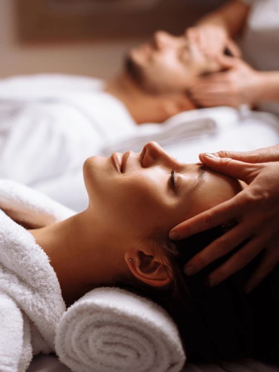 couple se faisant masser le visage