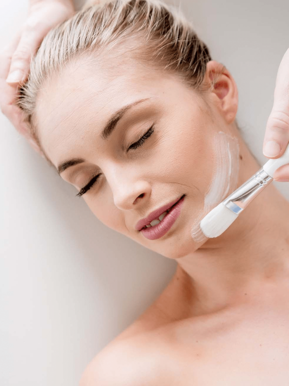 femme durant un soin visage dermo-cosmétique au spa