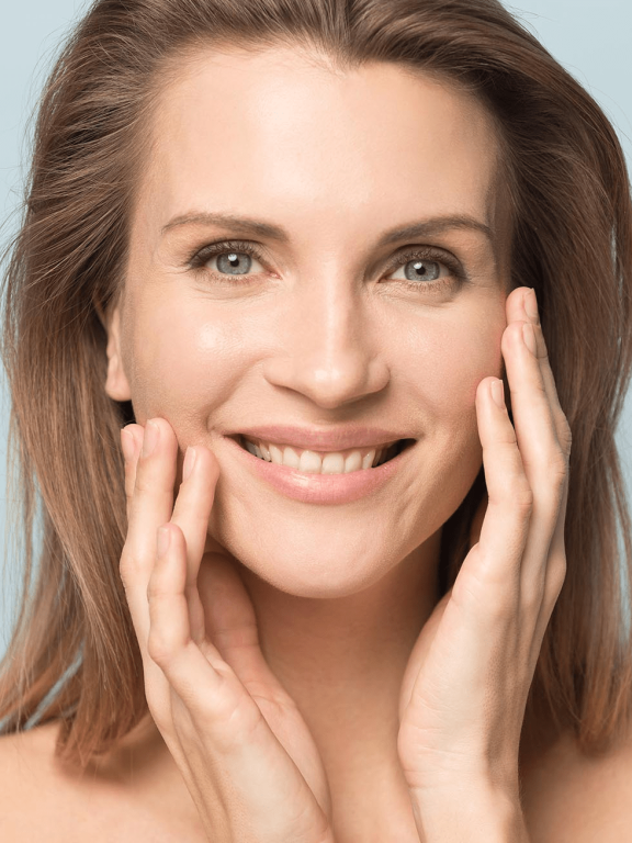 femme après un soin visage anti-âge