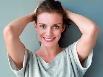 femme souriante après un soin skin booster