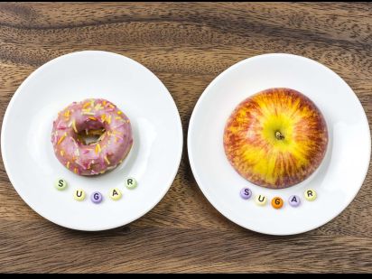 Assiettes avec une pomme et un donuts