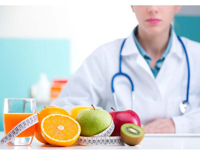 Femme en blouse avec des fruits