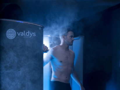 Personne dans une cabine de cryothérapie