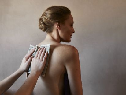 Femme lors d'un soin de cataplasmes algués