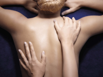 femme se faisant masser le dos durant un soin décontractant et reminéralisant avec les produits phytomer