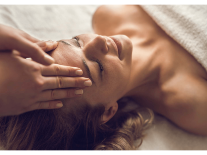 personne pendant un massage shiatsu visage et crâne