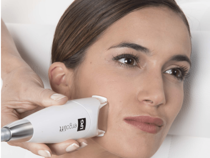 Soin de régénération cellulaire visage cou et mains sur un homme