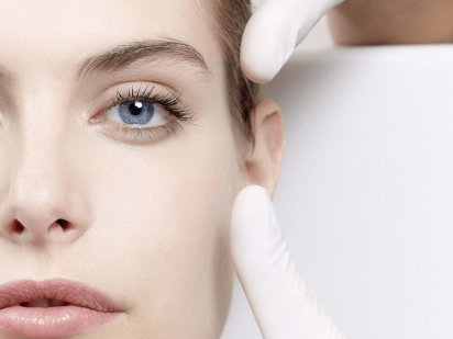 Femme recevant un soin retinopur visage