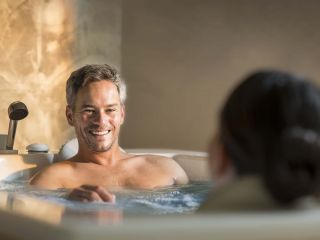 Couple dans un bain hydromassant thalasso
