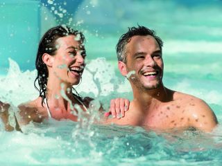 Couple heureux dans une piscine