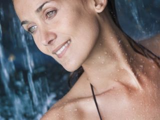 Femme souriante dans une piscine